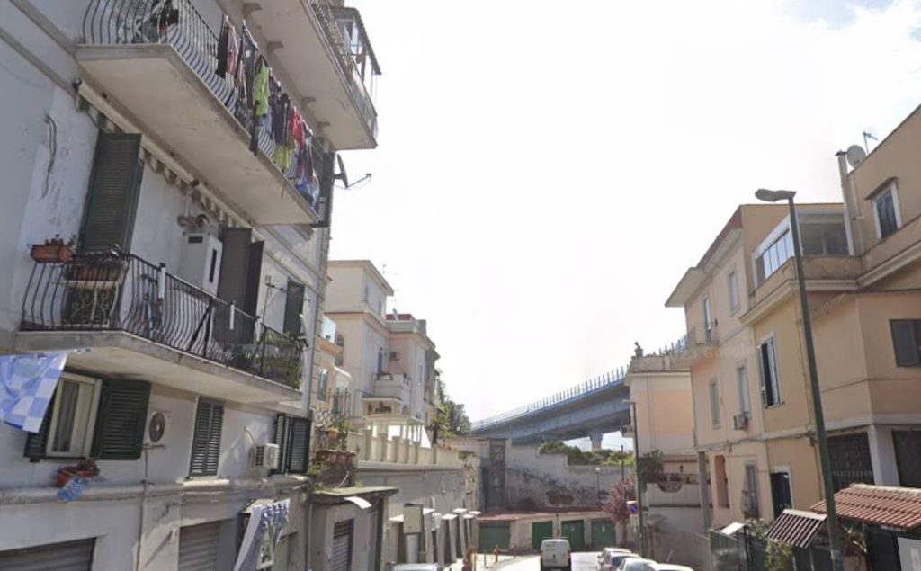 Napoli, tentano di incendiare portone dove vive uno dei giovani fermati per accoltellamento di Bruno Petrone