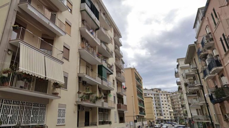 Napoli, vendono casa a insaputa del proprietario, ma allo scambio dei soldi trovano i Carabinieri