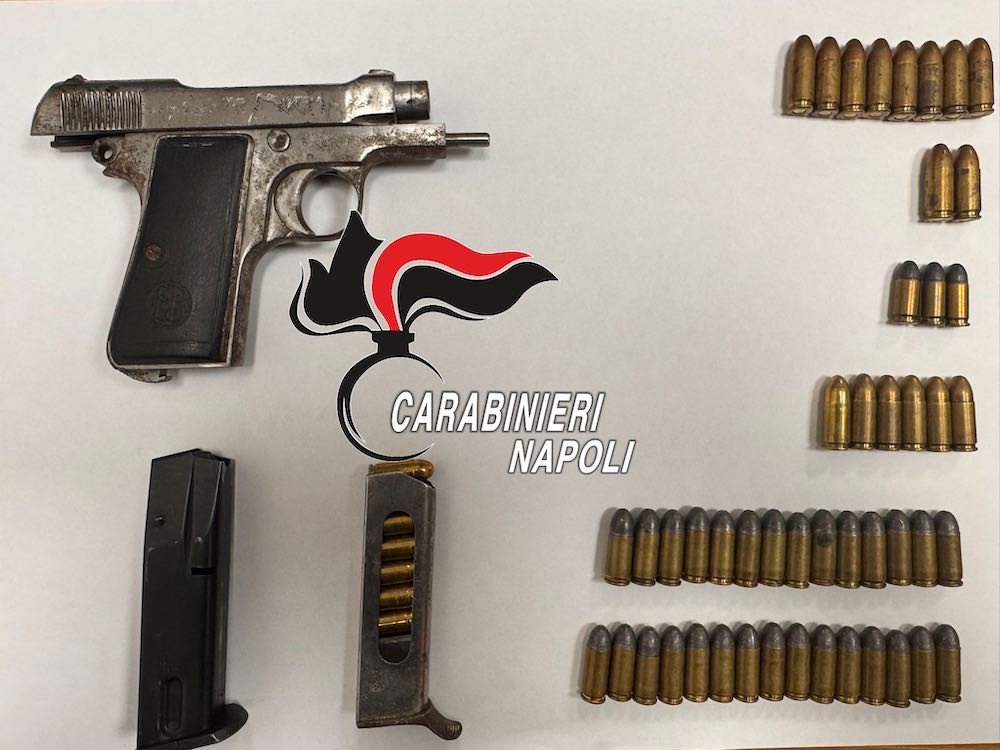 Pianura, clan armati nel quartiere: ritrovata una pistola, proiettili e un caricatore