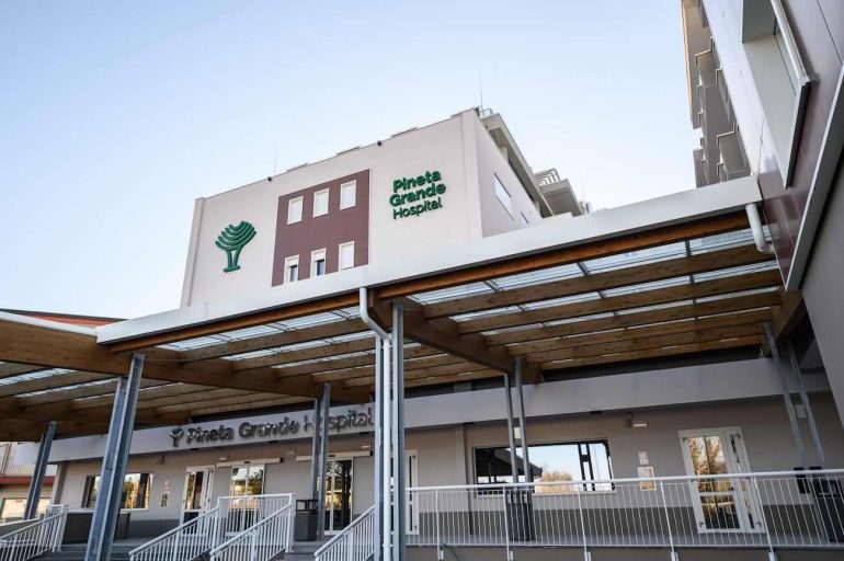 Pineta Grande Hospital: ambulanze bloccate al pronto soccorso per protesta dei dipendenti