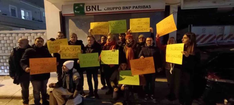 Pomigliano sotto assedio, scoppia la rivolta: “Bombe come in guerra, città nel mirino”