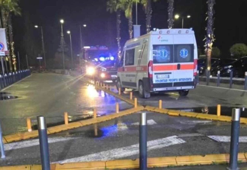 Pontecagnano, paura al Maximall: 6 ragazzi soccorsi per sospetta intossicazione da monossido