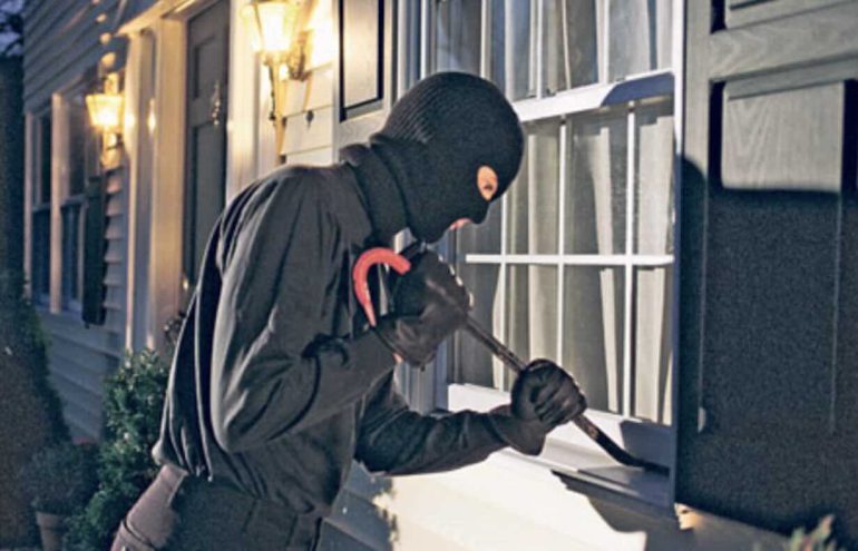 Pozzuoli, raid di Capodanno in via Vigna: svaligiati 2 appartamenti