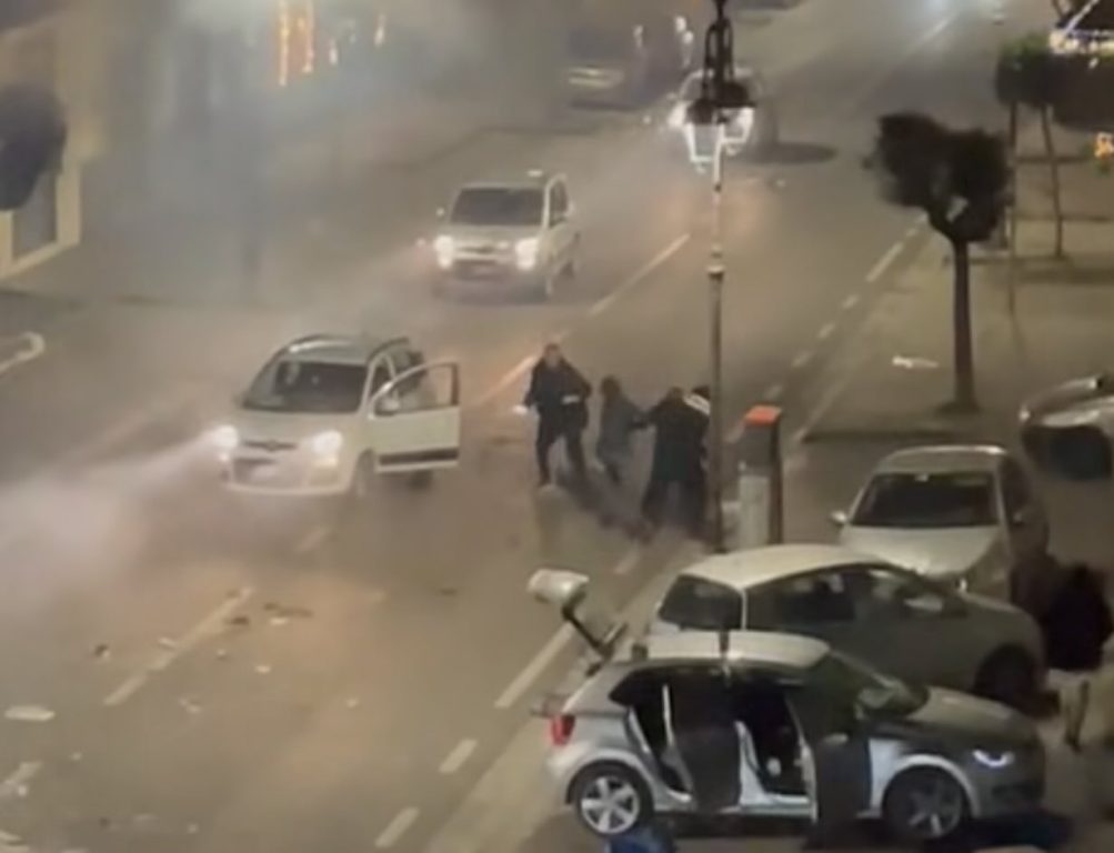 Qualiano, strada bloccata per i botti di Capodanno: prima la rissa pistole in pugno poi tentato investimento