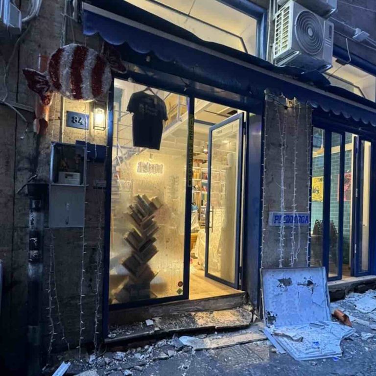 Quartieri Spagnoli, bombe contro la “Pizzoteca”, i titolari: «Vigliacchi, non ci fermerete»