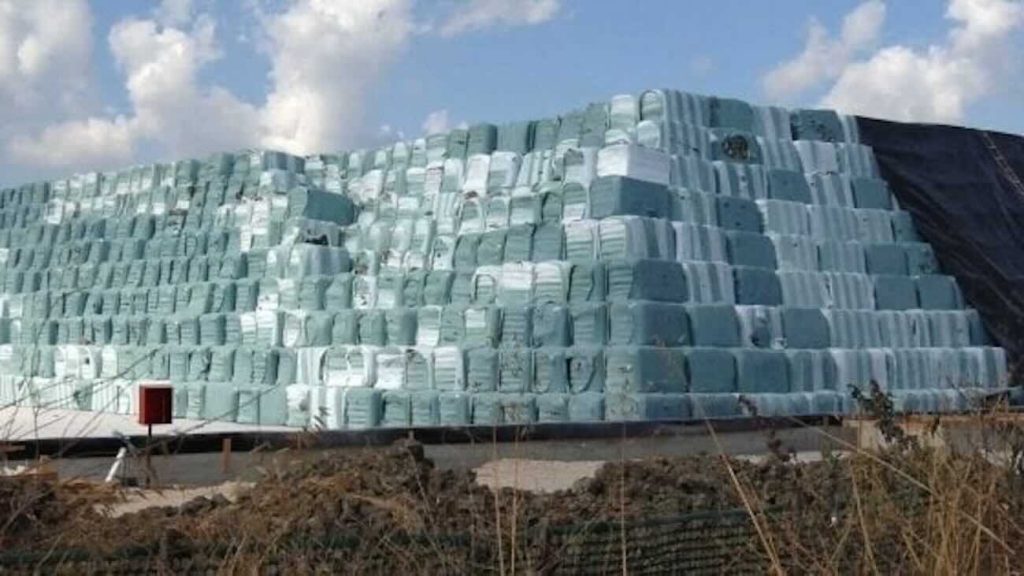 Rifiuti, l’Ue fa lo “sconto” alla Campania: la maximulta crolla da 120mila a 20mila euro al giorno