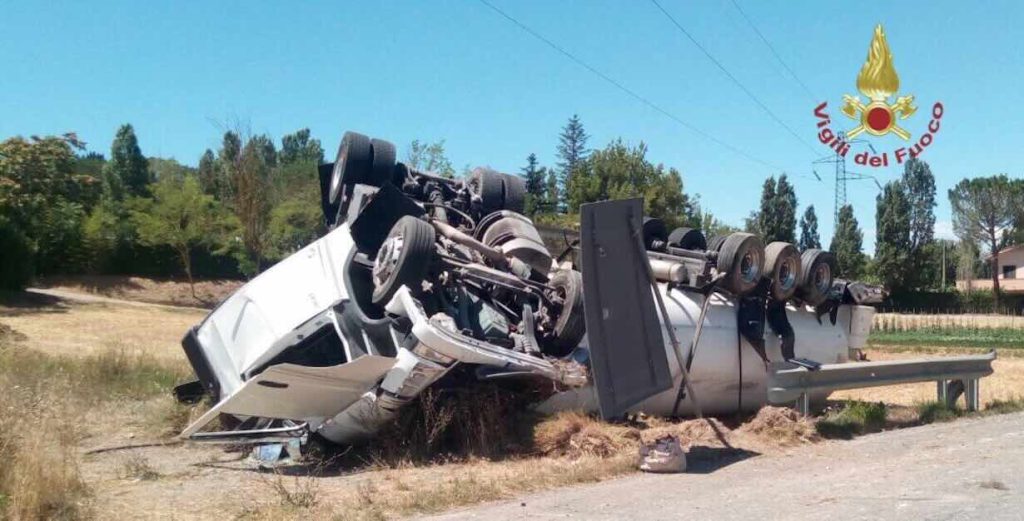 Salerno, autocisterna di GPL si ribalta per un guasto ai freni: l’autista evita il disastro