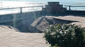 Salerno, cede il marciapiede sul lungomare: aperta una voragine di un paio di metri