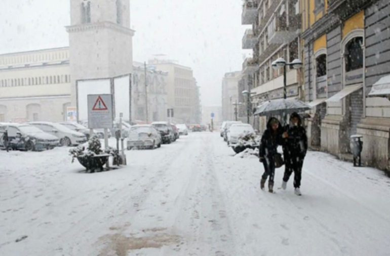 Salvataggio nella bufera: a braccia dai Carabinieri l’80enne disperso nel bosco innevato di Benevento