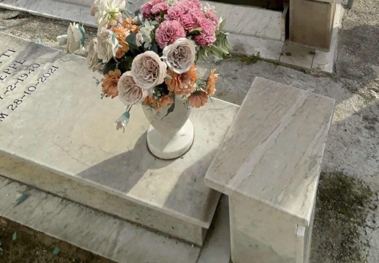 San Vitaliano, i legali di Rosalia Masi: «Nessun collegamento tra chiusura cimitero e l’ex sindaca»