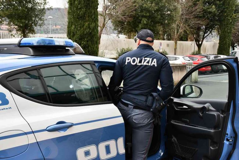 Sapri, ruba auto sul lungomare e fugge in direzione autostrada: 35enne preso dopo rocambolesco inseguimento