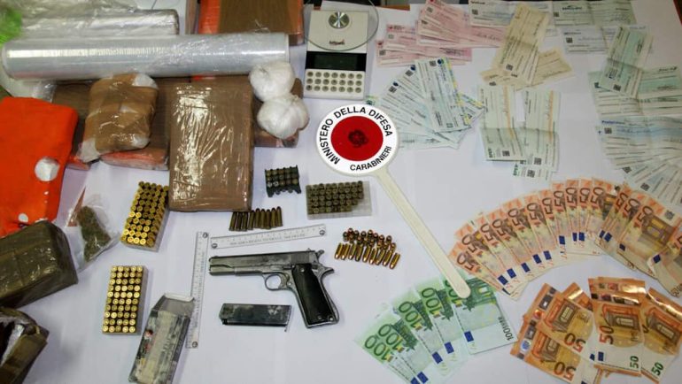 Sarno, arsenale con armi, bombe e droga in garage: 3 arresti