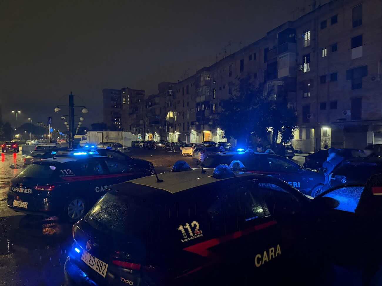 Scampia, blitz dei Carabinieri: arrestato 25enne con droga, contanti e proiettili in casa