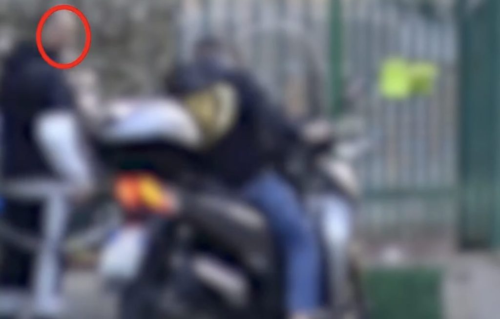 Scampia, nella ‘33’ pusher «gangster» con figlio di 10 anni e la parrucca per spacciare