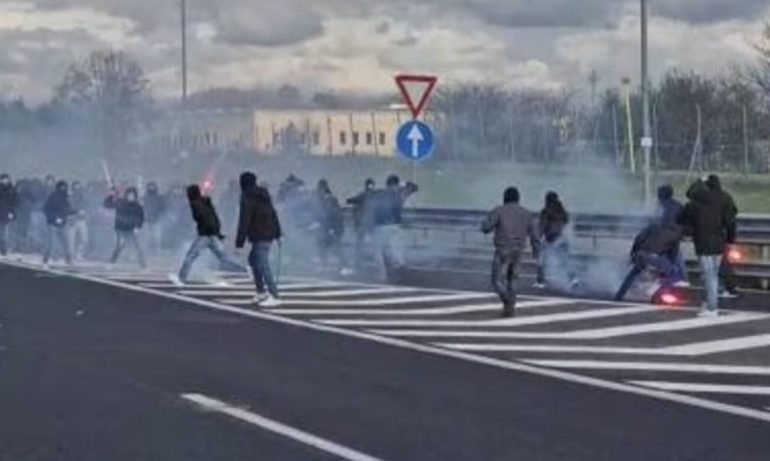Scontri tra tifosi di Lazio e Napoli sull’A1: violenze in autostrada tra Ceprano e Frosinone