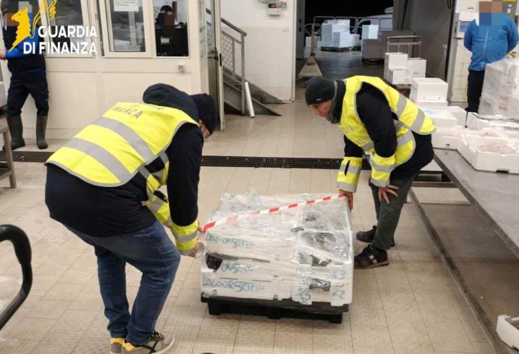 Sequestro al mercato ittico di Salerno: tre quintali di pesce senza tracciabilità