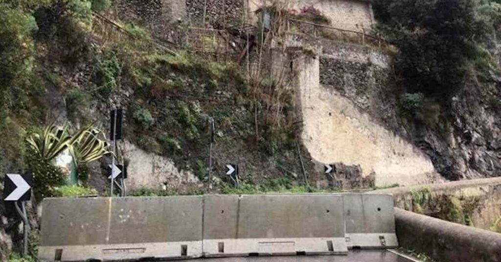 Frana sulla Statale Amalfitana tra Vietri e Cetara: la SIGEA lancia l’allarme, serve prevenzione strutturale