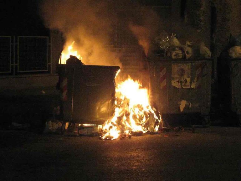 Soccavo, arrestato piromame seriale: brucia i cassonetti perché l’immondizia lo irrita
