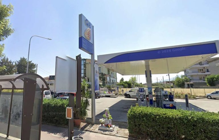 Sparatoria al distributore Q8 di Acerra: esplosi due colpi durante una lite tra clienti
