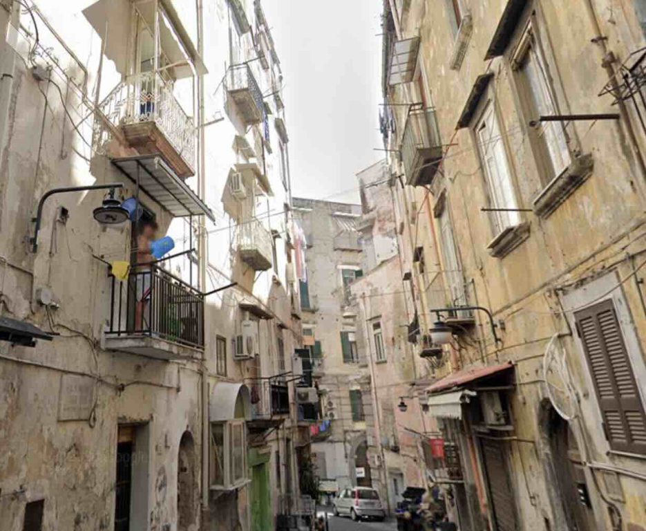 Sparatoria nei Quartieri Spagnoli, ferito il 22enne Ciro Basile