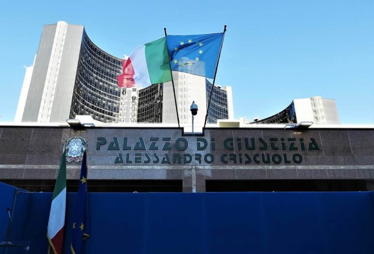 Spari contro la Procura Generale di Napoli: proiettile infrange la vetrata al 12° piano