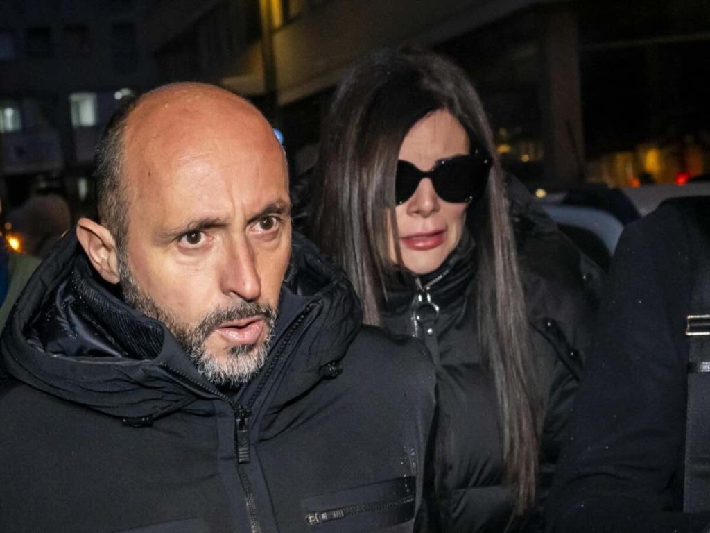 Crans-Montana, tensione davanti alla Procura: i parenti delle vittime contro i titolari del locale