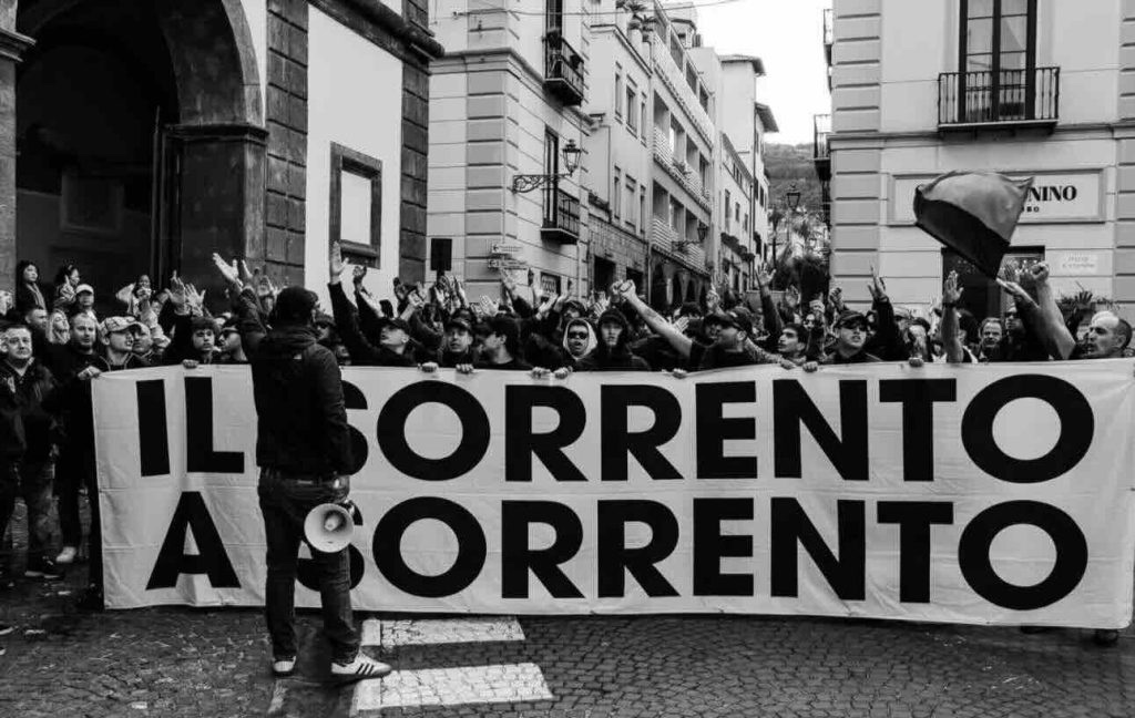 Tensione al Comune di Sorrento: ultras tentano l’irruzione per il campo sportivo chiuso da tre anni