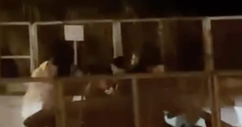 una immagine della rissa