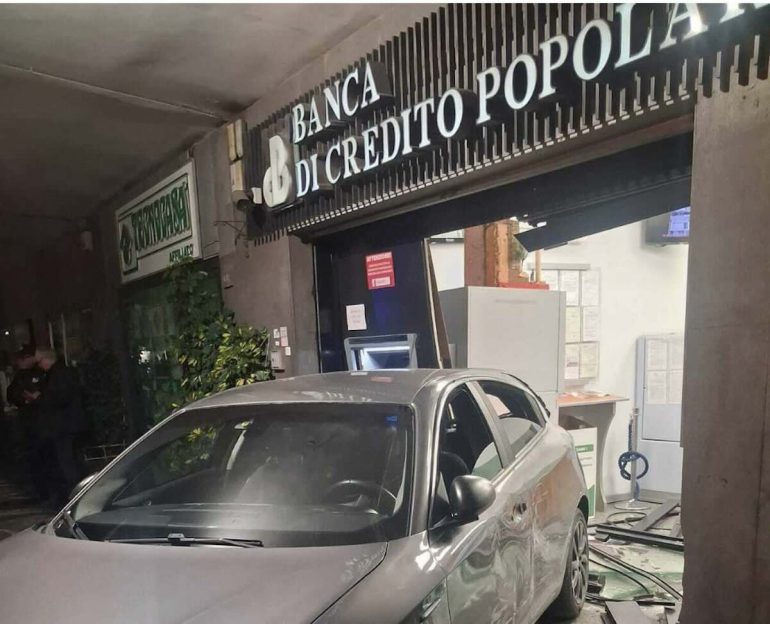 Torre del Greco, auto-ariete contro la banca: fallisce l’assalto al bancomat