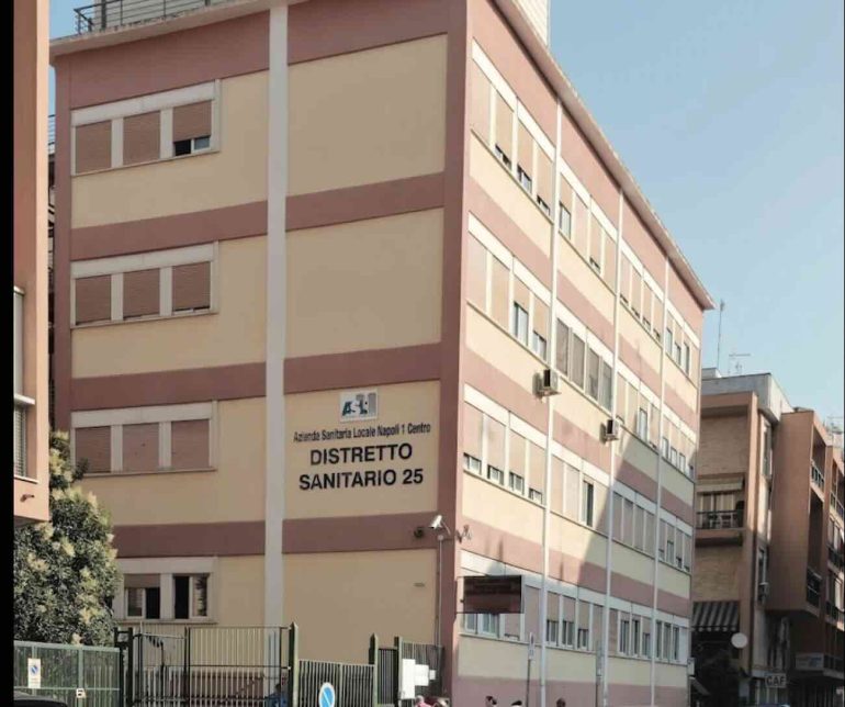 Tragedia sfiorata a Fuorigrotta: monopattino piomba dallalto e ferisce una donna