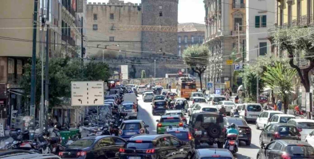 Turismo a Napoli: boom senza equità, i lavoratori della mobilità restano fuori