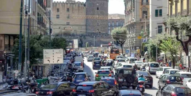 Turismo a Napoli: boom senza equità, i lavoratori della mobilità restano fuori