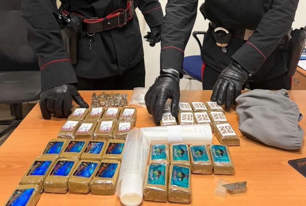 Villaricca, l’emporio della droga in casa e nell’auto: tre arresti e tre chili di hashish sequestrati