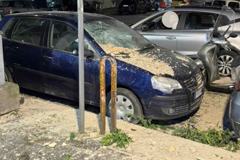 Vomero, cornicione crolla davanti a pizzeria: due auto distrutte, clienti sfiorati dalla tragedia