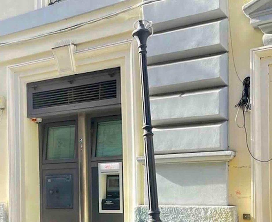 Vomero, raid della banda dei lampioni: ladri di luce nell’isola pedonale