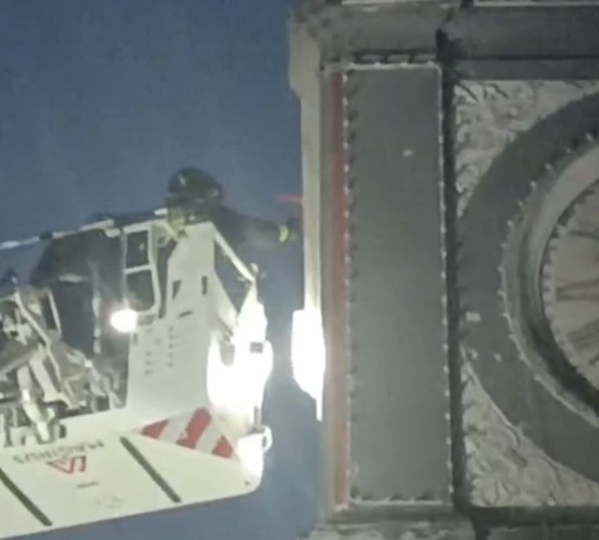 Arzano, allarme in piazza Cimmino: calcinacci in caduta dalla storica Torre dell’Orologio