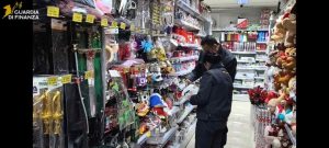 Avellino, sequestrati 40mila prodotti non sicuri tra articoli di Carnevale e San Valentino