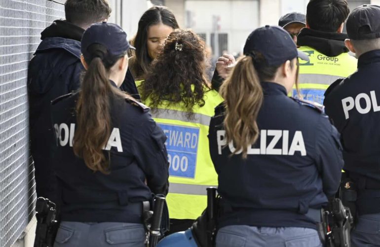 Bergamo, birra contro i calciatori del Napoli dalla curva sud: Daspo per un tifoso atalantino