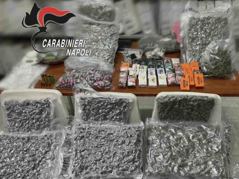Blitz antidroga a Brusciano: 21 chili di stupefacenti sequestrati nelle «case della 219»