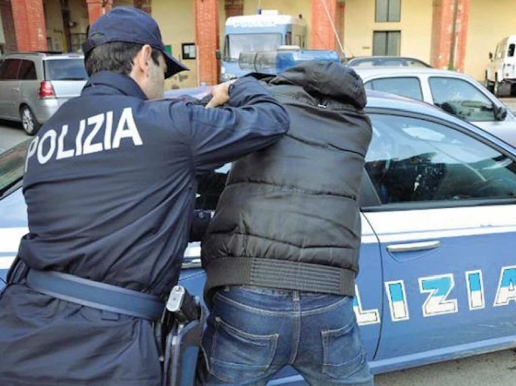 Blitz contro una banda di ladri: complice si lancia dal primo piano e ferisce cinque poliziotti