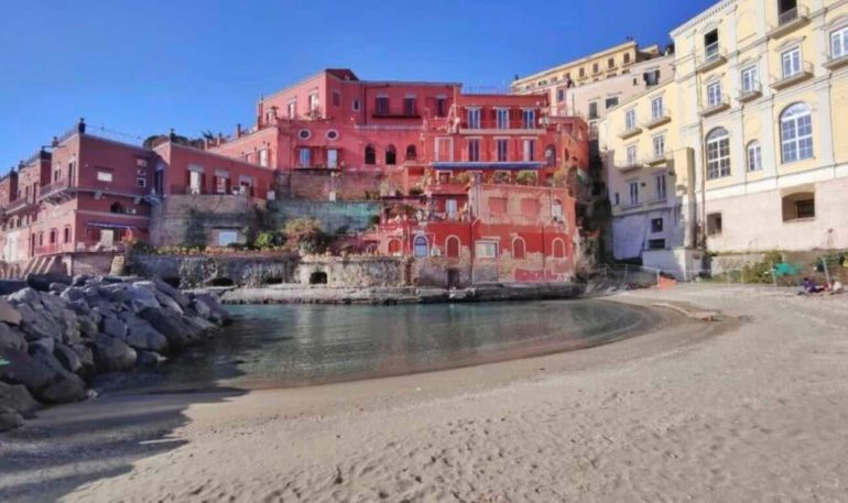 Spiagge libere, il Tar boccia il Comune: «Stop al numero chiuso e agli orari ridotti»