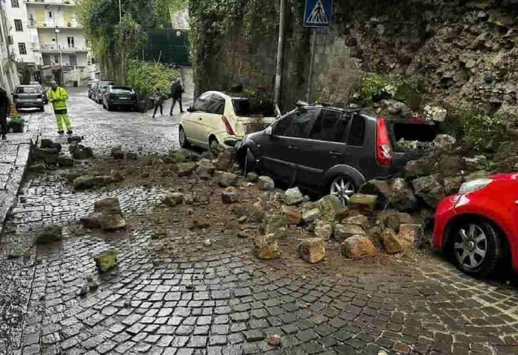 Castellammare, fango e paura a Quisisana: frana Salita San Giacomo