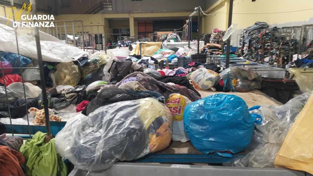 Terra dei Fuochi, blitz dei finanzieri: sequestrato opificio abusivo con 170 tonnellate di rifiuti tessili