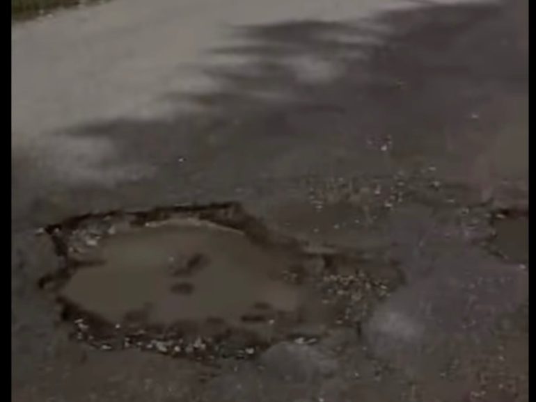 Giugliano, l’incubo di via Appia: dopo il cantiere infinito le strade sono un colabrodo