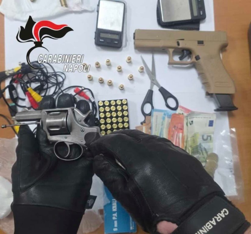 Caivano, il supermarket della droga era un arsenale: arrestato pusher con armi fantasma