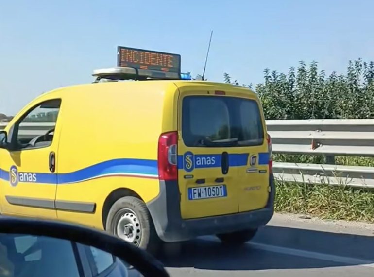 Caos in A1 verso Napoli: camion sbanda, 8 km di coda e traffico in tilt