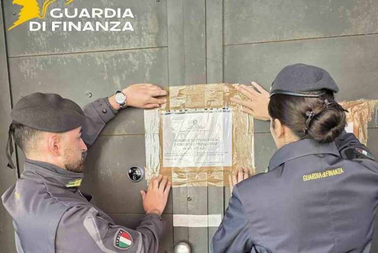 Caserta, sequestrato centro benessere a luci rosse