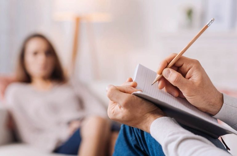 Casoria, abusi sessuali sulle pazienti: condannato a 10 anni lo psicologo Domenico Maiello