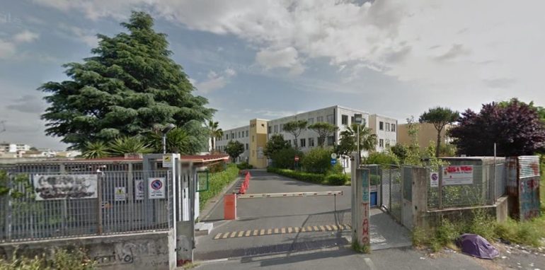 Casoria, follia in classe: madre picchia la prof di Matematica davanti agli studenti