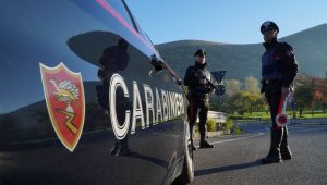 Castel Volturno, aggressione e rapina al distributore: tre giovani denunciati dai carabinieri